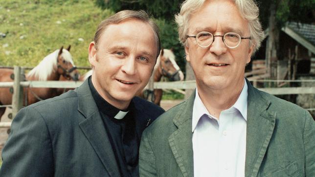 Rechtsanwalt Konrad Mair (Gerd Anthoff, re) und sein bester Freund Pfarrer Hubertus (Alexander Held).