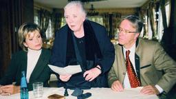 Regina Lechner (Ruth Drexel, Mitte) ist fassungslos: Bei der Testamenteröffnung stellt sich heraus, dass nicht wie erwartet sie, sondern Antonia Berger (Uschi Glas), die Tochter ihres verstorbenen Lebensgefährten, die Alleinerbin ist. Selbst der ausgekochte Spekulant Breitwieser (Gerd Anthoff) ist überrascht.