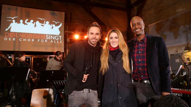 Bild: NDR Regisseurin Daniela Raskito (Mitte) mit Niels Schröder (links) und Yared Dibaba (rechts): nach getaner Arbeit zufriedene Gesichter.