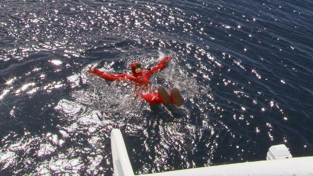 Bild: SWR Reiseleiterin Kerstin übt sich heute in ungewohnter Rolle. Sie stellt sich zur Rettungsübung zur Verfügung.
