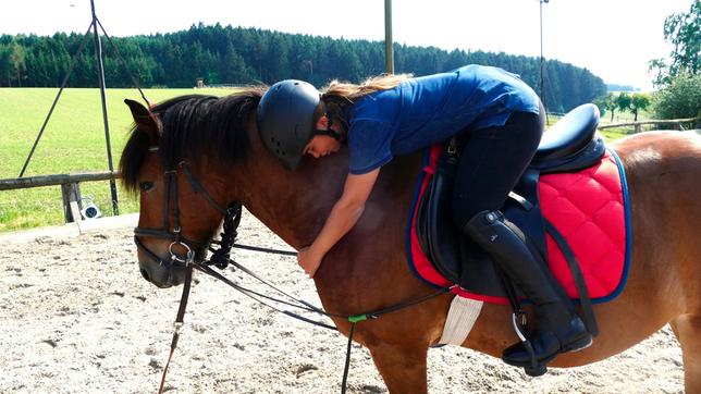 Reiten ist anstrengender Sport, da braucht Anna auch mal eine Pause. Weiteres Bildmaterial finden Sie unter www.br-foto.de.