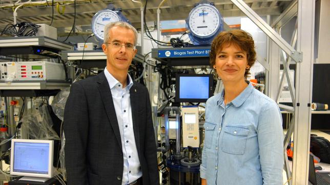 Bild: ARD/Joachim Walther Reporterin Lena Ganschow erfährt von Professor Christian Schaum von der Bundeswehr Universität München, wie im Notfall unser Trinkwasser aufbereitet wird. Die beiden stehen in einem Technikraum der Bundeswehr Universität.