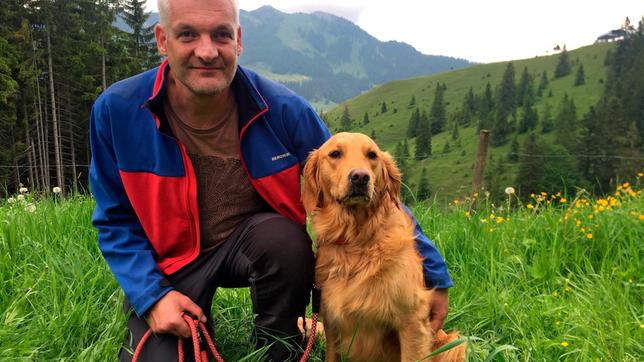 Bild: WDR/Malin Büttner Rettungshündin Chilli mit ihrem Besitzen Günter Fleischer (Chef der Lawinenhundestaffel Hochland).