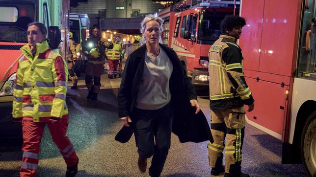 Riccarda Hövemann (Anna Schudt) sucht auf der Unfallstelle nach ihrem Lebensgefährten, den Fahrer des Unfallbusses.