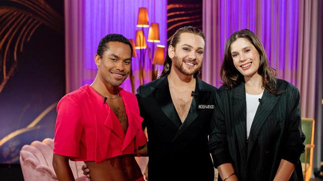Bild: WDR/Lennart Speer Riccardo Simonetti (M) begrüßt Autorin Tara-Louise Wittwer und Sänger:in Lie Ning im Salon Simonetti. Beide setzen sich in der Öffentlichkeit mutig gegen Diskriminierung und für mehr Sichtbarkeit ein.
