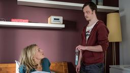 Robin (Max Dominik) zeigt Nora Kaminski (Tanja Wedhorn) ein Prospekt.