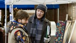 Roger (Christopher Walken) zeigt einem jungen Künstler (Breckin Meyer) stolz sein Gemälde - ist es das Original oder die Fälschung?