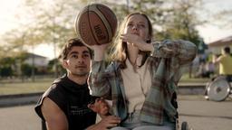 Rollstuhl ist kein Hindernis: Raif (Zoran Pingel) bringt Karla (Paula Hartmann) Basketball bei.