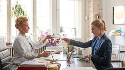 Romy Heiland (Lisa Martinek) übergibt der Frauenärztin Dr. Helga Petzold (Karen Böhne) die anwaltliche Vollmacht zur Unterschrift.