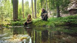 Ronja (Kerstin Linden) begegnet Sturkas (Per Lasson), einem Räuber aus ihrer Bande im Wald.