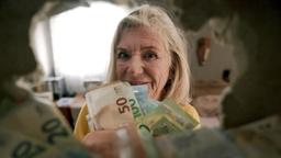 Rosalie (Jutta Speidel) findet Geld in der Zimmerwand.