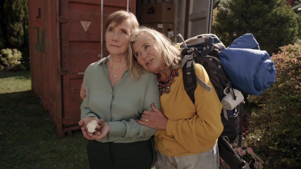 Rosalie (Jutta Speidel, re.) quartiert sich ungefragt bei ihrer Schwester Margret (Ruth Reinecke) ein.