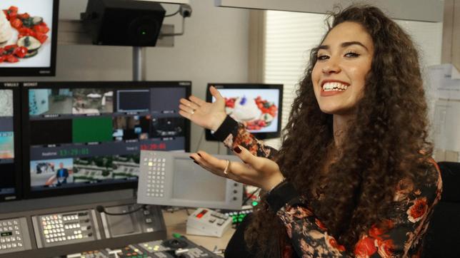 Bild: SWR Sabrina ist einer von acht Schülern aus Freiburg, die mit einem persönlichen Coach den Sprung in ihren Traumberuf wagen – mit allen Höhen und Tiefen. Sie träumt von einer Fernsehkarriere.