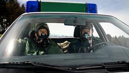 Safety first: Hubert (Christian Tramitz) und Girwidz (Michael Brandner) haben sich für den Fall entsprechend ausgestattet.