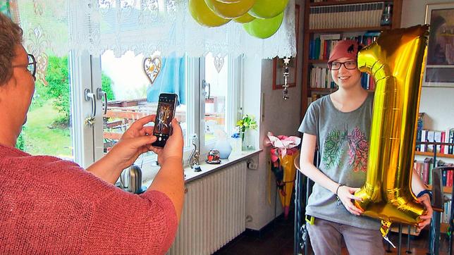 Bild: SWR Sarah Schott feiert ihren Lungengeburtstag ein Jahr nach der erfolgreichen Transplantation (Juni 2020).