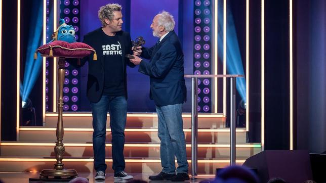 Bild: rbb/Claudius Pflug Sascha Grammel bekam den Berlin-Preis überreicht. Seit Jahren füllt er die größten Hallen in Deutschland und ist der bundesweit erfolgreichste Puppen-Comedian. Weitere Künstler u. a.: Bülent Ceylan, Markus Krebs, Dieter Hallervorden und Miss Allie. - Sascha Grammel und Dieter Hallervorden.