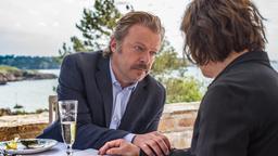Schmieden die beiden finstere Pläne? Sophie Bandol (Angela Winkler) spricht mit dem dubiosen Geschäftsmann Matthieu Tordeux (Roland Koch).