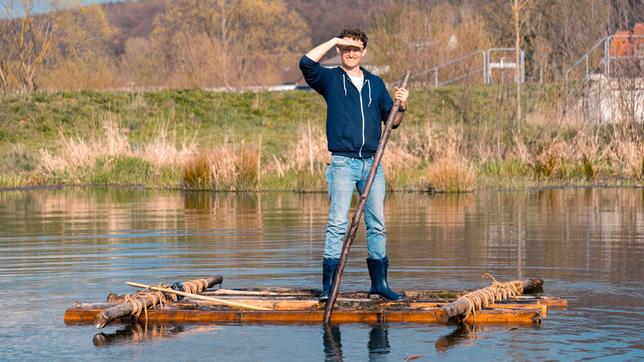 Bild: BR/megaherz gmbh/Hans-Florian Hopfner Schwimmt und ist stabil! Der Nachbau eines Steinzeit-Floßes wird nur von einem Seil zusammengehalten. Nägel gab es noch nicht.