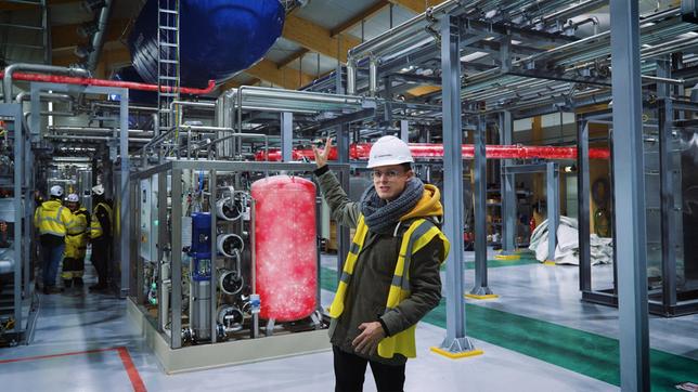 Science-YouTuber Jacob Beautemps lernt die Technologie CCS, Carbon Capture and Storage, in der isländischen Orca-Anlage kennen. Es ist die weltweit größte Anlage, mit der CO2 aus der Luft gefiltert und in ihren Hallen so verarbeitet wird, dass es später zur Speicherung in den Boden gepumpt werden kann.