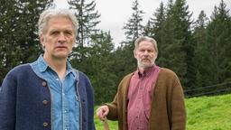 Sebastian Leitner (Walter Sittler, li.) kann Lorenz Huber (Max Herbrechter) den Unfalltod seines Sohnes nicht verzeihen.