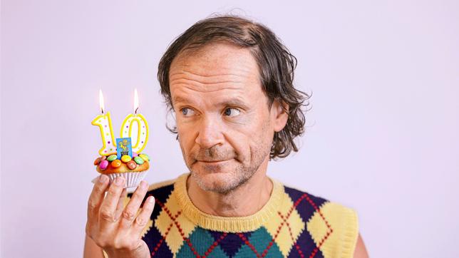 Bild: MDR/Amac Garbe Seit 10 Jahren stolpert die HumorZone, Ostdeutschlands größtes Comedy Festival, unter der fachkundigen Anleitung seines Schirmherren Olaf Schubert nicht nur von Pointe zu Pointe, sondern auch von Erfolg zu Erfolg.
