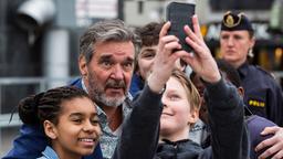 Selfie mit Fans: Chefinspektor Evert Bäckström (Kjell Bergqvist) genießt seine Bekanntheit.