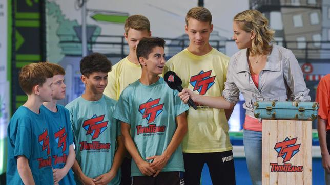 Bild: rbb/Thomas Ernst Shalin fragt Aron was er von der Würfel-Challenge hält.