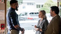 Shepherd (Neill Rea) und Sims (Fern Sutherland) bei der Arbeit: Der hippe Friseur Jed (Rob Kipa Williams, li.) gehört zum Kreis der Verdächtigen.