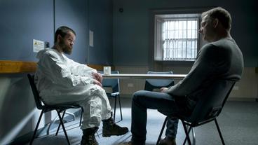 Bild: ARD Degeto/ITV Studios Shetland-Ermittler Jimmy Perez (Douglas Henshall, re.) verhört den Hauptverdächtigen Thomas Malone (Stephen Walters).