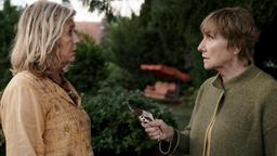 Sie könnten kaum unterschiedlicher sein: Rosalie (Jutta Speidel, li.) und ihre Schwester Margret (Ruth Reinecke).
