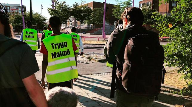 Bild: NDR Sie nennen sich die Nachtwanderer - Bürger in Malmös Problemstadtteil Rosengard wollen durch ihre Präsenz für mehr Sicherheit sorgen.