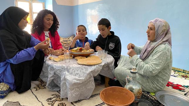 Siham begleitet Soubi nach Hause zu seiner Familie. Dort gibt es zur Begrüßung viele Küsse und dann noch ein leckeres marokkanisches Mittagessen: Tajine