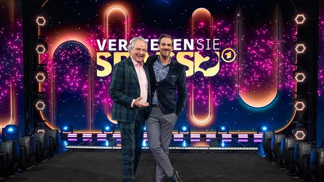 Bild: SWR/Patricia Neligan Sind mit von der Partie bei „Verstehen Sie Spaß? - Best of 2025“: Sohn Max und Vater Friedrich von Thun schauen – und kommentieren – mit Entertainerin Barbara Schöneberger und Comedienne Hazel Brugger die besten Streiche 2025.