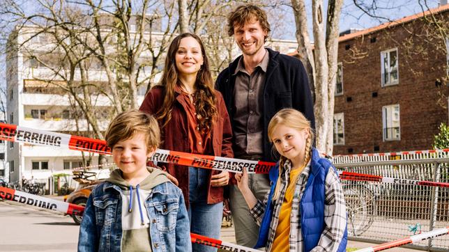 Bild: ARD Degeto/Martin Rottenkolber Singlemann mit Tochter trifft Alleinerziehende mit Sohn: Philipp (Ulrich Friedrich Brandhoff, re.) mit Tochter Miriam (Mia Grace Herold, re. unten) und Frederike (Mina Tander, li.) mit Sohn Fritz (William Vonnemann, li. unten) bilden eine Notgemeinschaft.