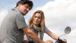 Sophie (Lisa Martinek) und Hans (Fritz Karl) machen gemeinsam einen Motorrad-Trip.