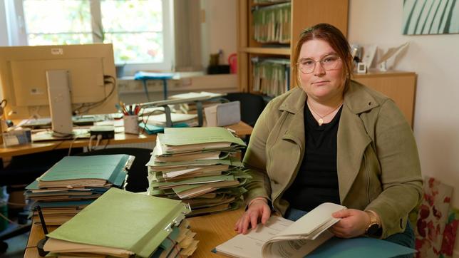 Bild: WDR/Frank Kranstedt Sozialarbeiterin Sophie Schöttler betreut im Jugendamt Gelsenkirchen zeitweise bis zu 65 Familien auf einmal.