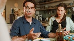 Spannung ablassen: Juliana (Meike Droste, re.) hat Freddy (Oliver Wnuk, li.) die Torte ins Gesicht gedrückt.