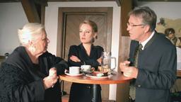 Spekulant Breitwieser (Gerd Anthoff) hat durch seine Immobilienmarklerin Alisa Schütze (Eva Hassmann) der ahnungslosen Regina Lechner (Ruth Drexel, li.) eine überteuerte Eigentumswohnung verkauft und fordert nun seine Zinsen.