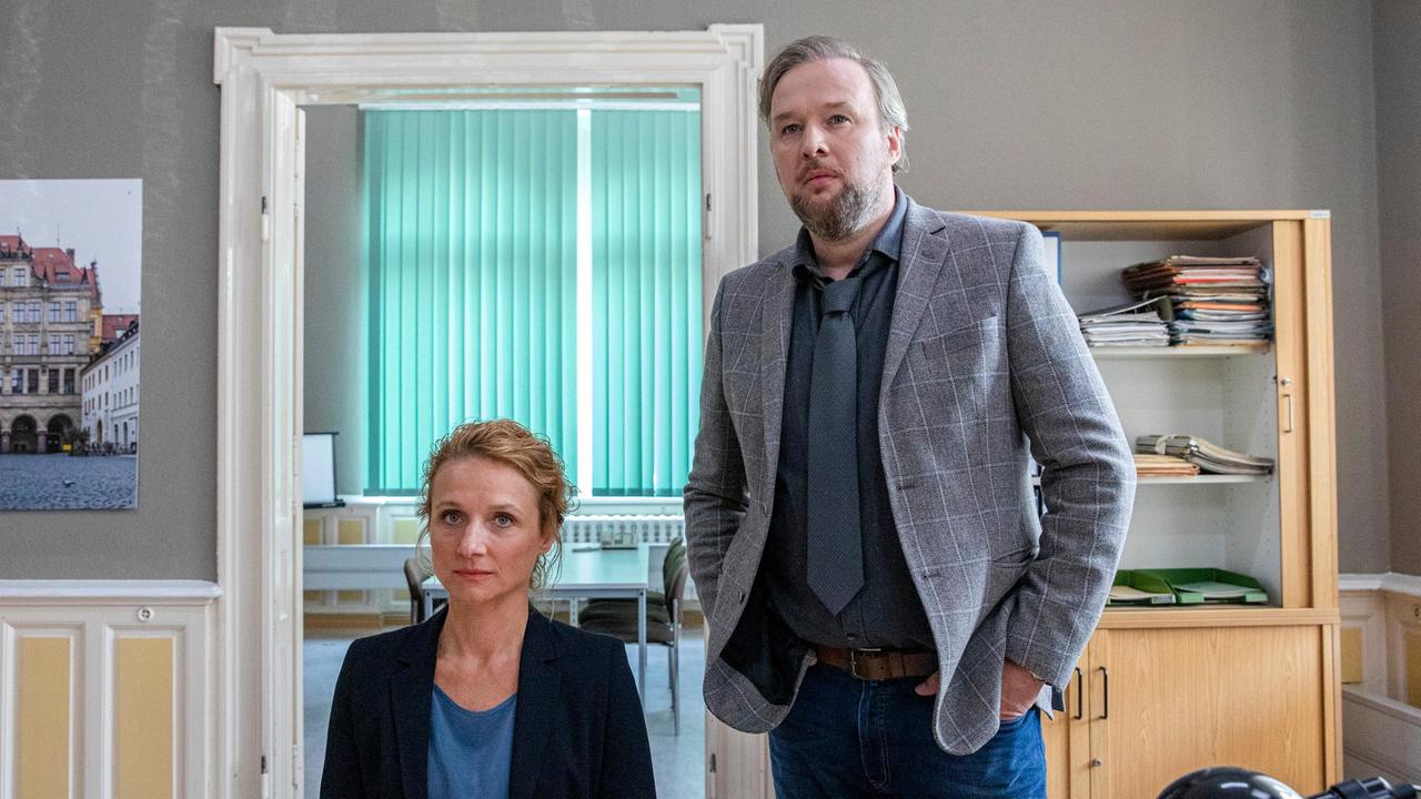 Staatsanwältin Anne Konzak (Christina Große) unterstützt Dr. Grimm (Stephan Grossmann) in seiner Ermittlung gegen Butsch.