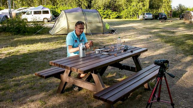 Bild: MDR/timeline Stefan testet Camping-Utensilien und dreht dazu Videos für seinen Youtube-Kanal.