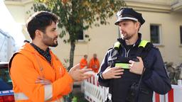 Tarik (Aram Arami, li.) lenkt einen Polizisten (Axel Schreiber, re.) ab.