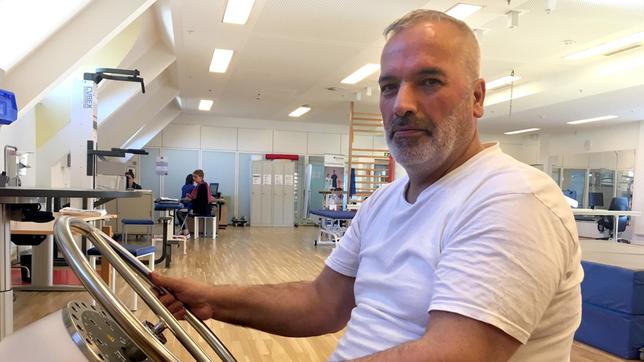 Bild: NDR/Dörte Schipper Taxifahrer Mehmet Yilmaz wurde bei einem Verkehrsunfall schwer verletzt. Dass der schuldige Raser wegen Mordes angeklagt wird, findet er richtig.