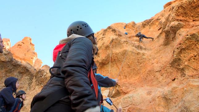 Bild: hr Coach Tobi will die Kletterkünste der Gruppe testen