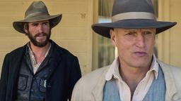 Texas Ranger David Kingston (Liam Hemsworth, li.) hat mit Abraham Brant (Woody Harrelson) eine Rechnung offen.