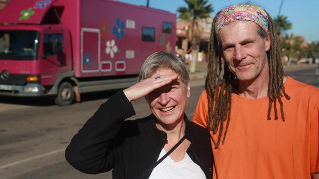 Thomas und Conny lassen alles hinter sich und reisen mit ihrem selbst ausgebauten lila Laster um die Welt.