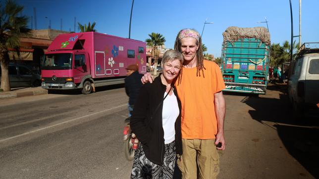 Thomas und Conny lassen alles hinter sich und reisen mit ihrem selbst ausgebauten lila Laster um die Welt.