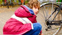 Thorben (Leo Perez-Kallscheuer) lässt am Fahrrad seines Lehrer die Luft raus.