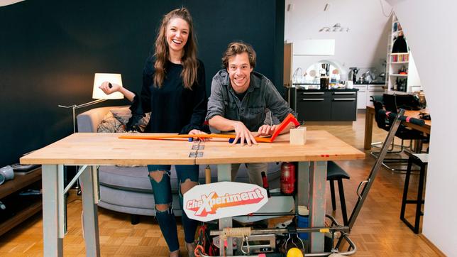 Bild: BR/megaherz gmbh Tobi und Herausforderin Vicky am CheXperimentiertisch. Weiteres Bildmaterial finden Sie unter www.br-foto.de.