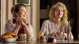 Tochter Sylvie (Stéphane Bissot, li.) und Enkelin Juliette (Stéphanie Crayencour) staunen nur noch über Pierres neue Lebensfreude.
