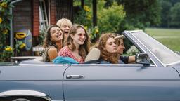 Tom (Moritz Bäckerling, re.) hat Mila Leitner (Nadja Sabersky, 2. v. re.) und ihre Freundinnen Jasmin (Enya Elstner, 3. v. li.), Klara (Berit Vander) und Leni (Taneshia Abt, li.) mitgenommen.